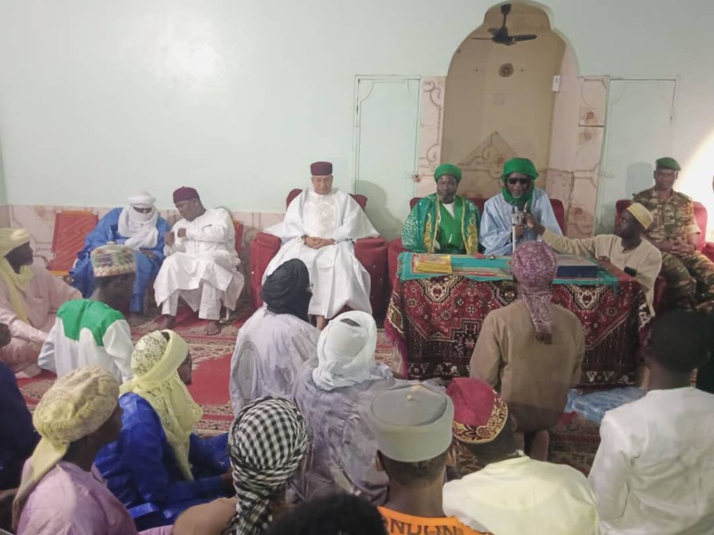 Le Gouverneur assistant à un prêche dans une mosquée d'Agadez