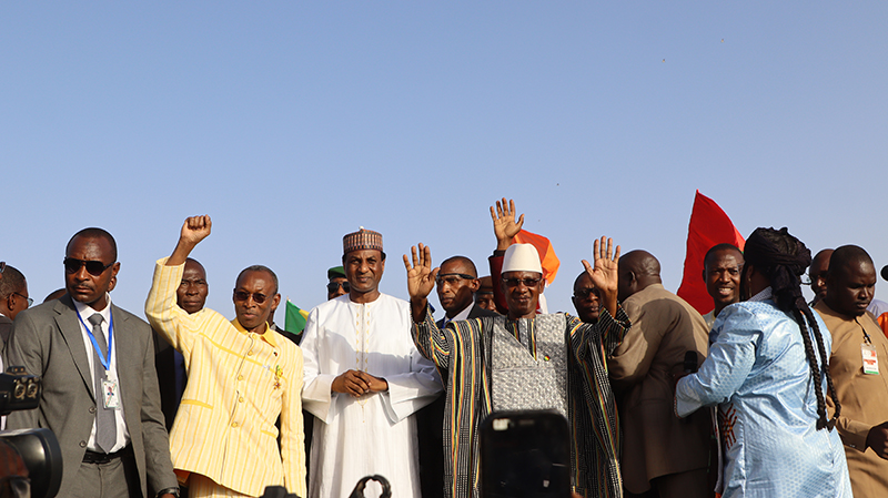 Les 3 Premiers ministres sur le podium de la place de la Résistance, à Niamey