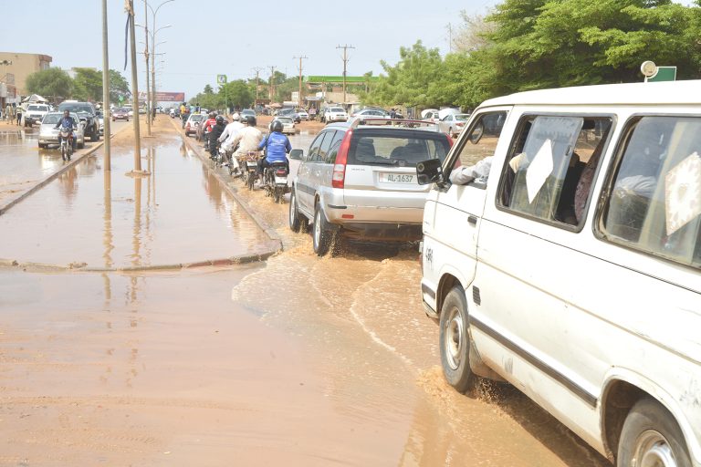 BBB REPORTAGE SUR LES GRANDES DE NIAMEY IMPRATICABLES VERS LA FRANCOPHONIE (5)