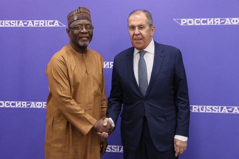 MM. Bakary Yaou Sangaré et Sergueï Lavrov à Sotchi