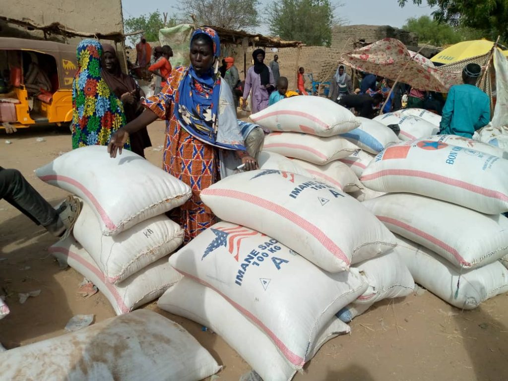 Des sacs de riz paddy au marché