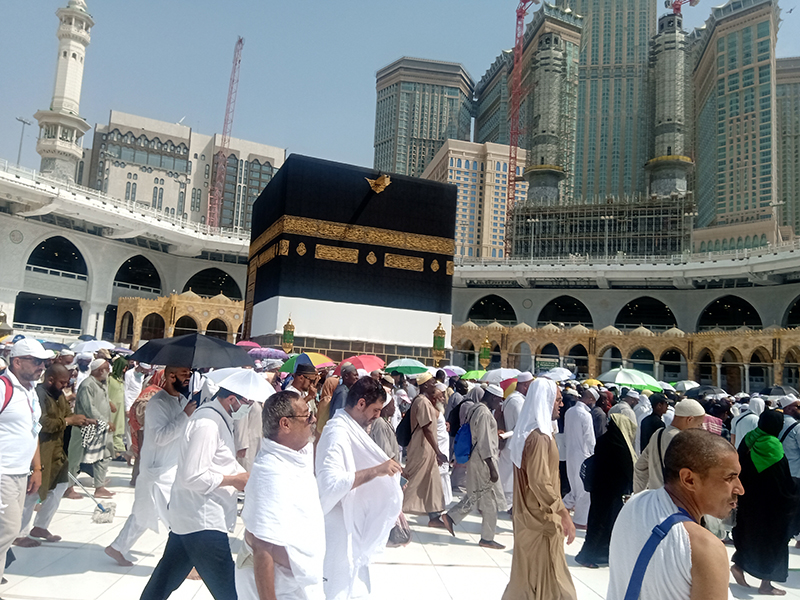 Des pélérins exécutant le Tawaf autour de la KABA