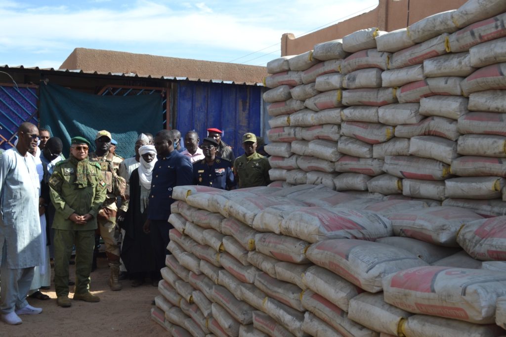 Le Gouverneur de la région d'Agadez en visite au niveau de l'unique point de vente du ciment 32.5