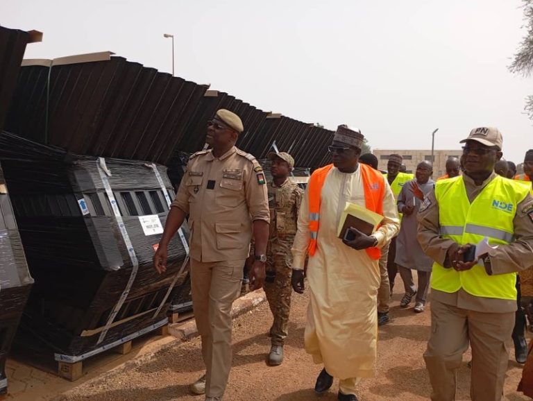 Le ministre MAIZAMA Abdoulaye visitant la nouvelle acquisition des lamelles en compagnie des DG de la SPEN et celui de la NDE